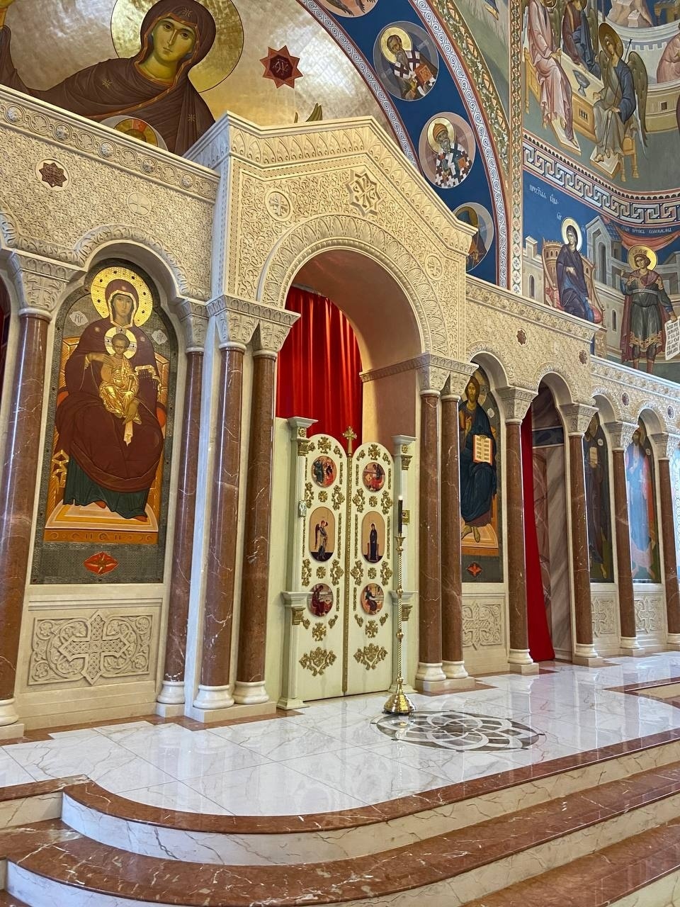 <span style="font-weight: bold;">ИКОНОСТАС ИЗ МРАМОРА</span>